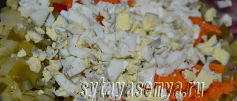 Салат с огурцом и колбасой: рецепты с солеными и свежими огурцами Салат соленые огурцы яйца вареная колбаса копченый